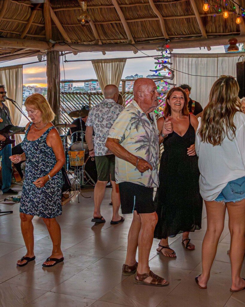 Reactivación del sector restaurantero en Puerto Vallarta y Bahía de Banderas 3 Visitantes disfrutando