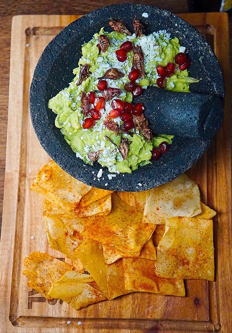 Guacamole Bestial que integra chapulines y granada de temporada.
