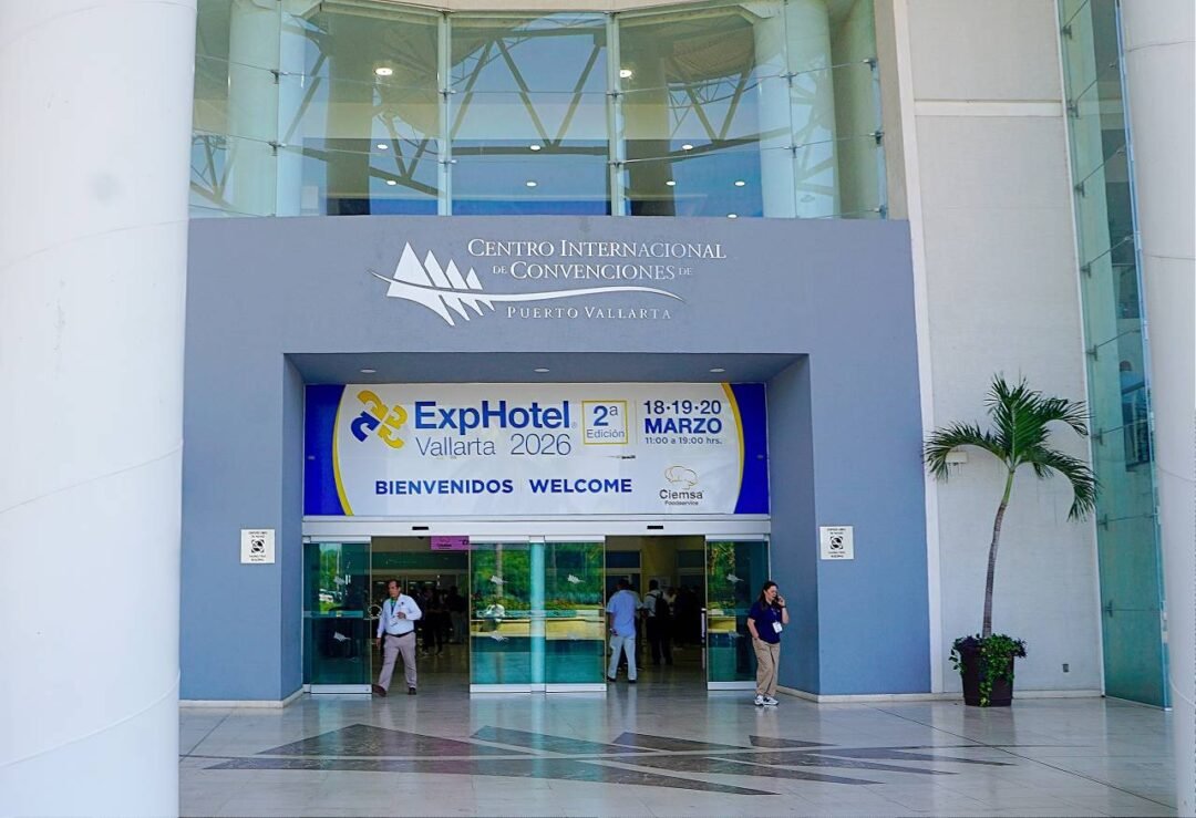 Fachada del centro internacional de convenciones de Vallarta con un cartel de la ExpHotel 2026.