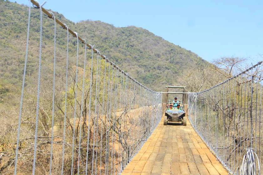 Canopy River Park, referente nacional en sustentabilidad en los Food and Travel Reader Awards 2025 3 Puente colgante vehicular El Jorullo en Canopy River Park.
