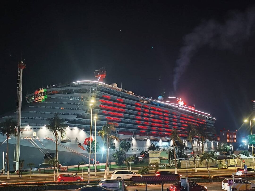 El Brilliant Lady iluminó su estructura exterior formando un corazón y la palabra “Vallarta” en rojo.