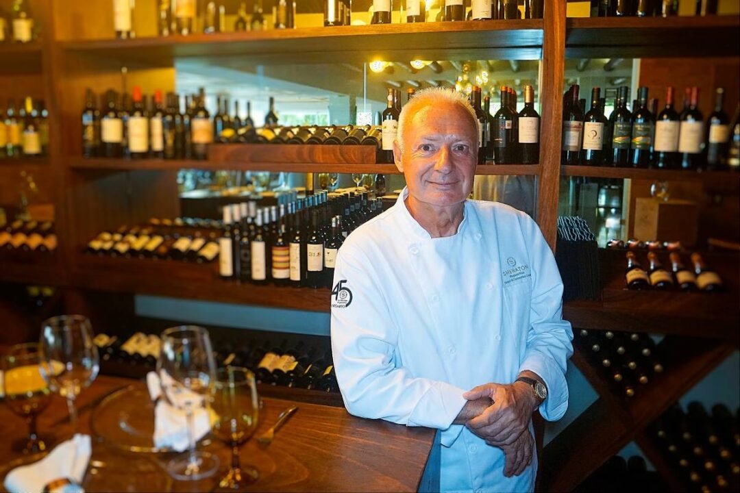 Chef Régis Lacombe en el bar del restaurante Gaviotas del hotel Sheraton Buganvilias.