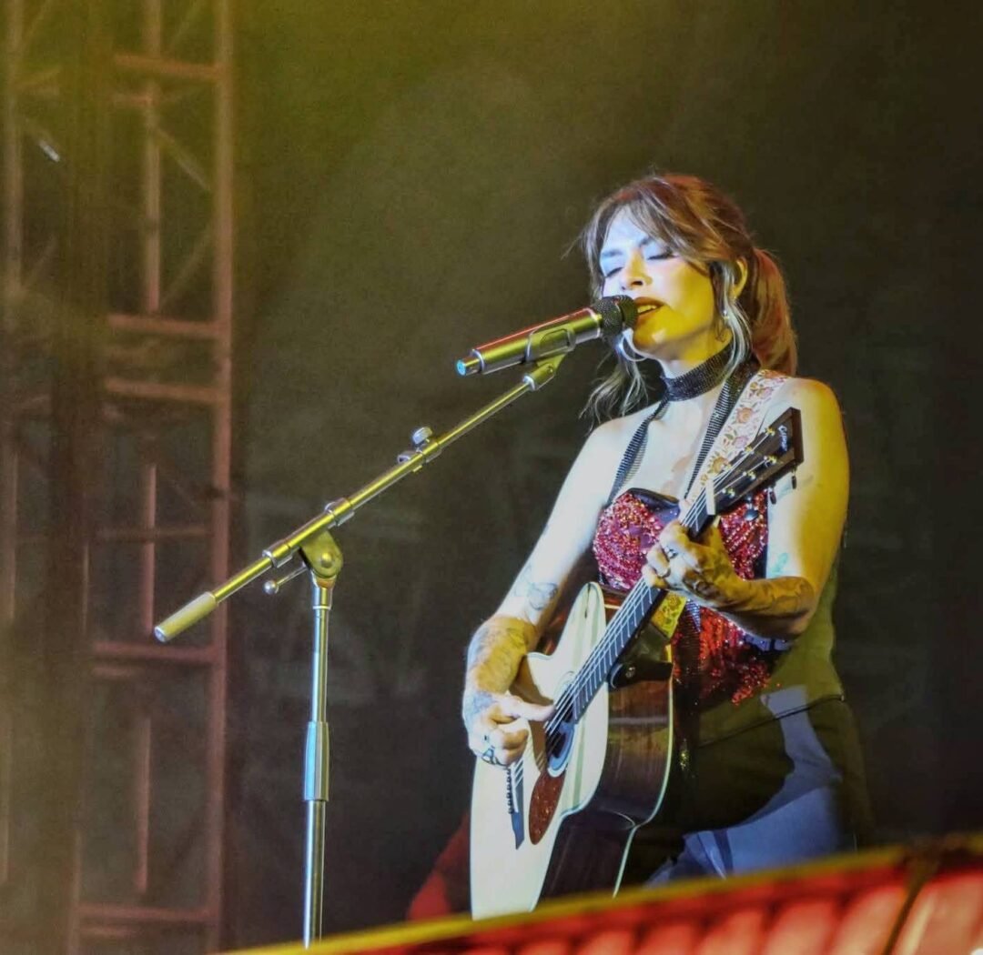La cantante Kany García toca la guitarra.