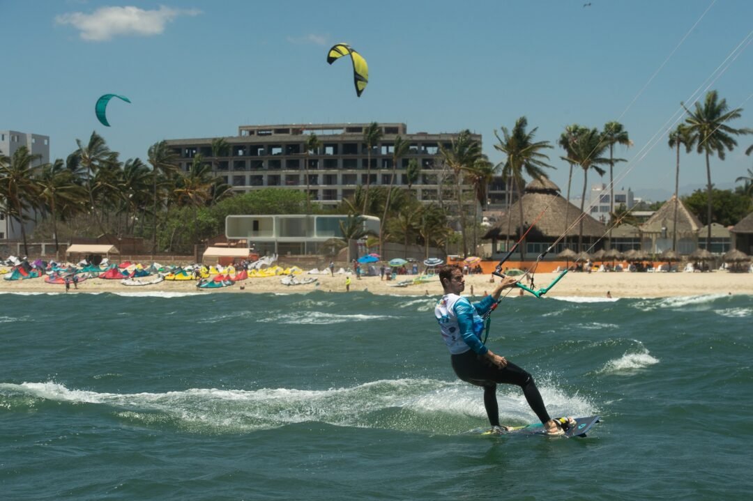 15° Festival del Viento y Mundial de Kitesurf colocan a Nuevo Nayarit en el top del turismo deportivo 2 Práctica de kiteboarding en el Festival del Viento Riviera Nayarit.