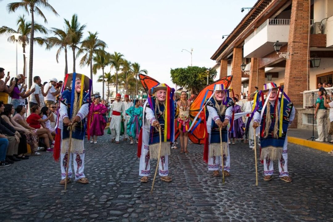 Danzantes en el Festival Vallarta Azteca del Folclor Internacional.