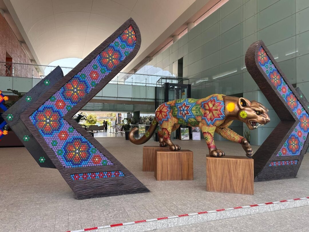 Arte wixárika a la entrada del Hotel Escuela Gran Nayar.