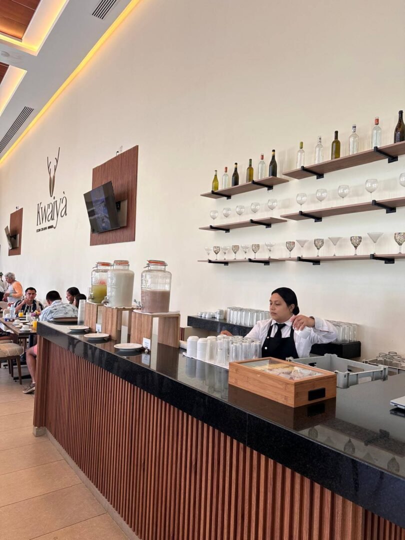 Barra de jugos y bebidas en el restaurante Kwaiyà del Hotel Escuela Gran Nayar.