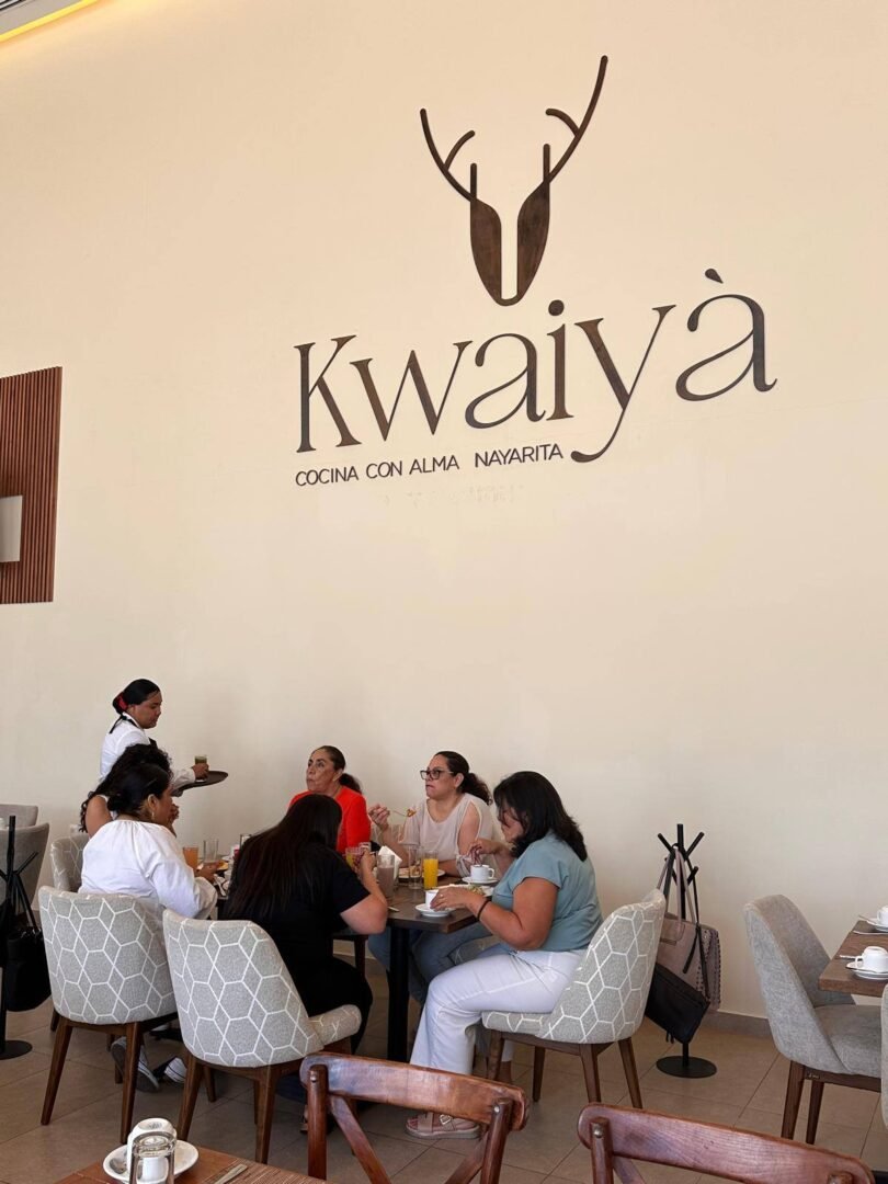 Comensales en el Restaurante Kwaiyà del Hotel Escuela Gran Nayar.