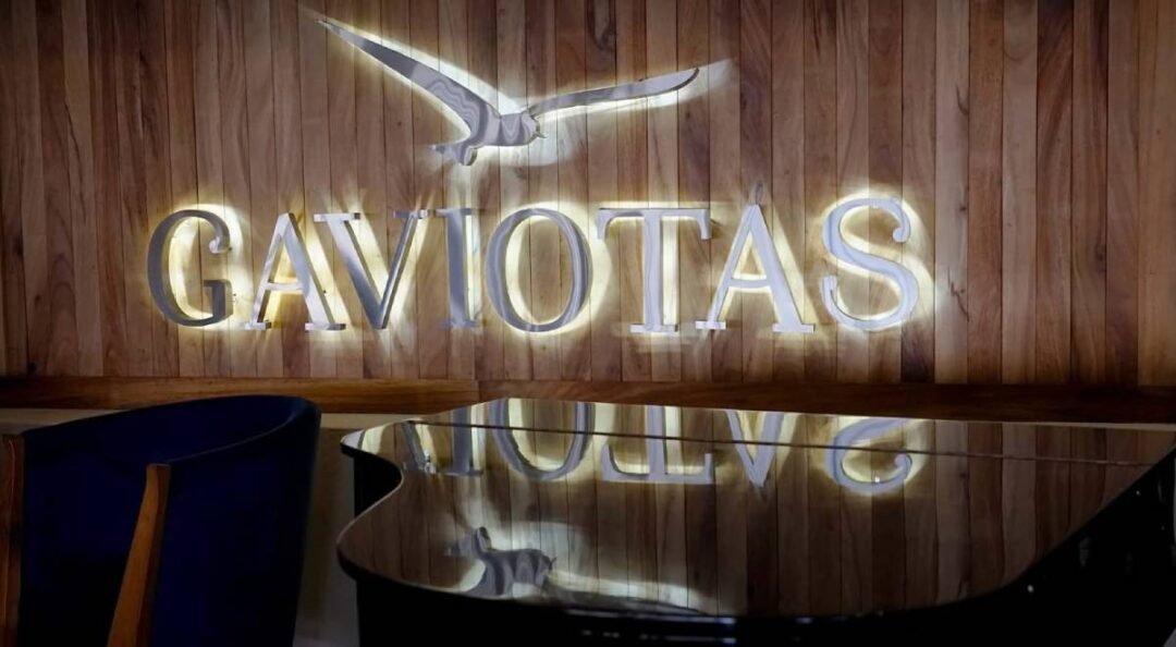 Logo luminoso del restaurante Gaviotas del hotel Sheraton.