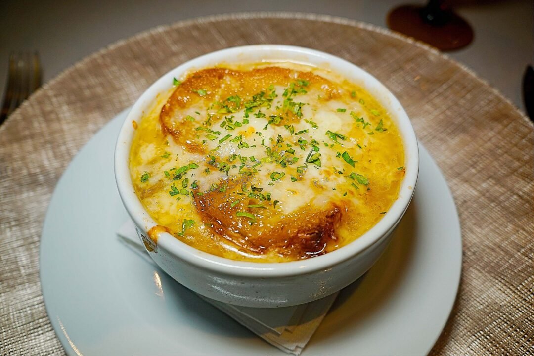 Sopa de cebolla, una joya tradicional de la cocina francesa.
