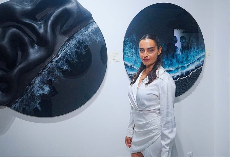 Karina Jiménez explora arte contemporáneo espiritual en nueva exposición sensorial