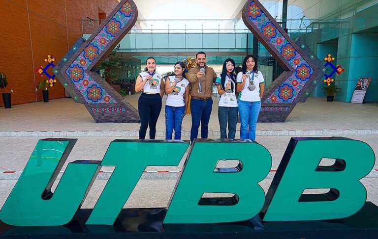 Celebra UTBB a sus campeonas nacionales en atletismo, natación y ajedrez