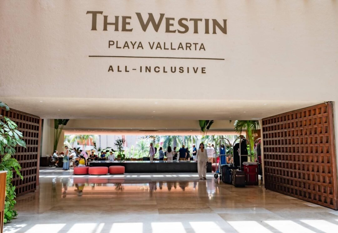 Fachada interior de The Westin Playa Vallarta All Inclusive.