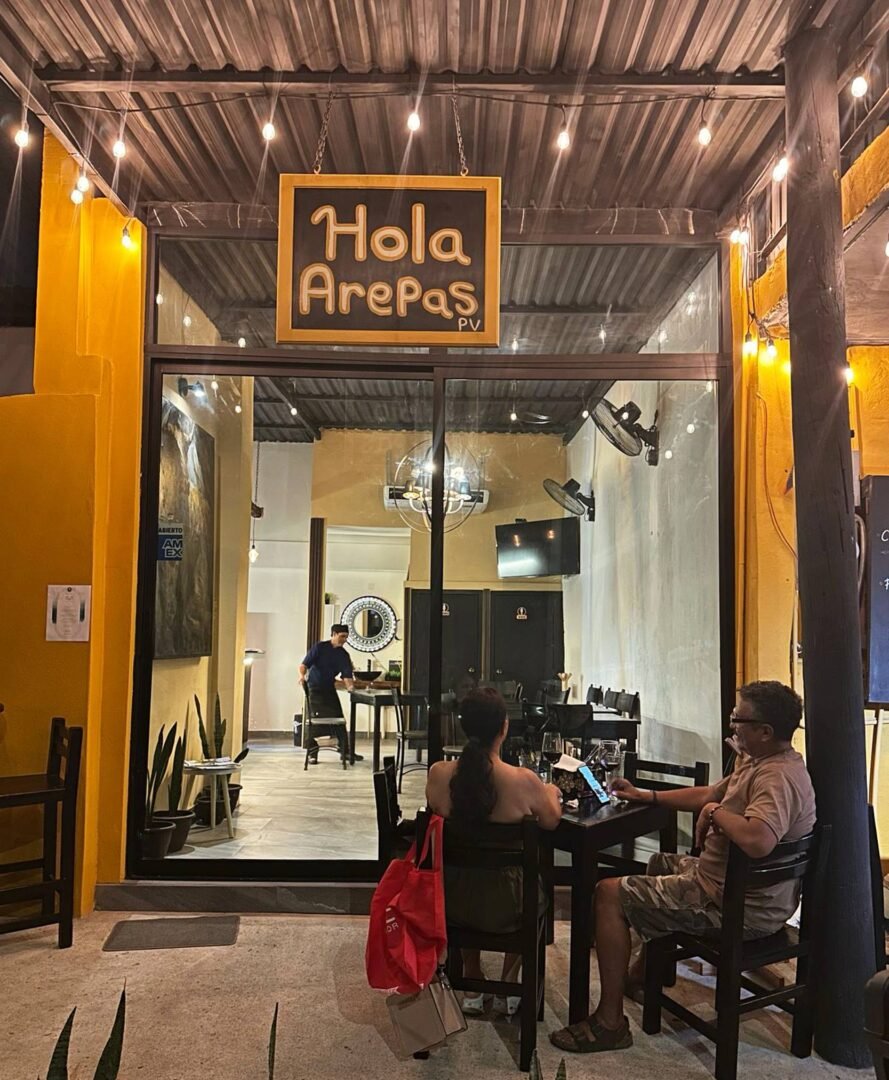 Hola Arepas PV: nueva etapa, más espacio y experiencia más cercana a los comensales 2 Comensales en Hola Arepas PV.