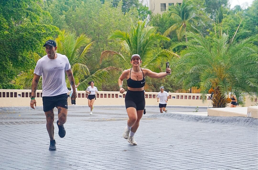 Personas corriendo en el Global Running Day en Westin Playa Vallarta.