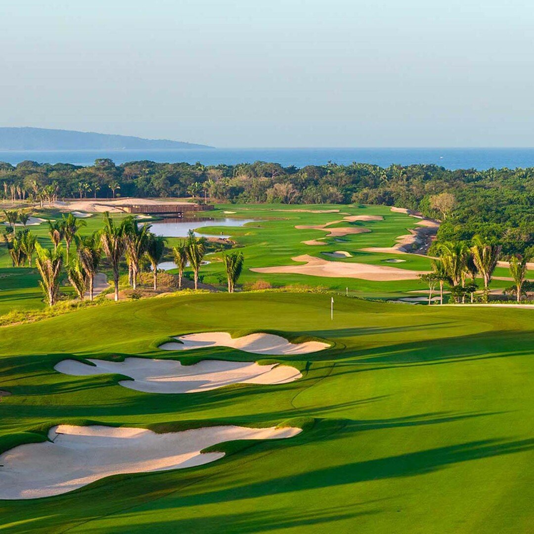 Disenados por el renombrado arquitecto de campos de golf Tom Fazio nuestra obra maestra de campeonato de 18 hoyos y nuestro desafiante campo corto de 9 hoyos