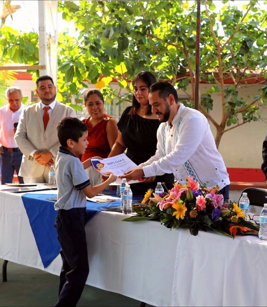 Rector de la UTBB, Isaak Rivera vuelve a su escuela y apadrina nueva generación escolar 3 Isaak Rivera vuelve a su escuela 01
