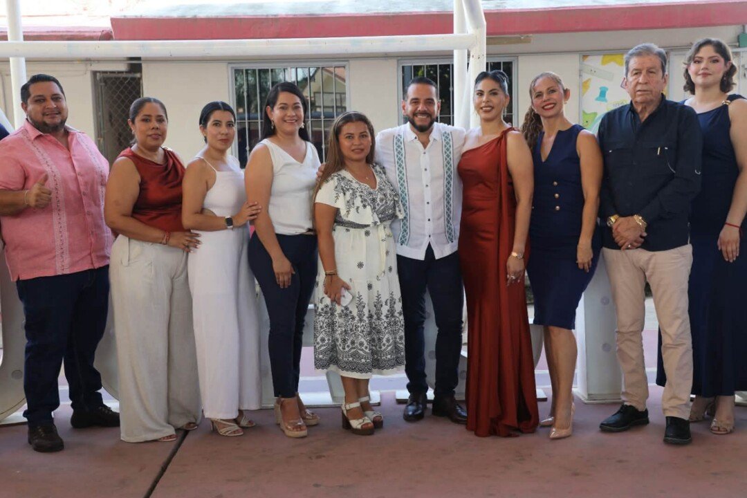 Rector de la UTBB, Isaak Rivera vuelve a su escuela y apadrina nueva generación escolar 1 Isaak Rivera vuelve a su escuela 04