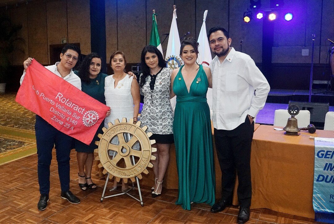 Miembros de Rotarac con la presidente saliente Lorena del Socorro Jimenez Andrade y la presidente entrante Karla Marcela Figueroa Aguilar