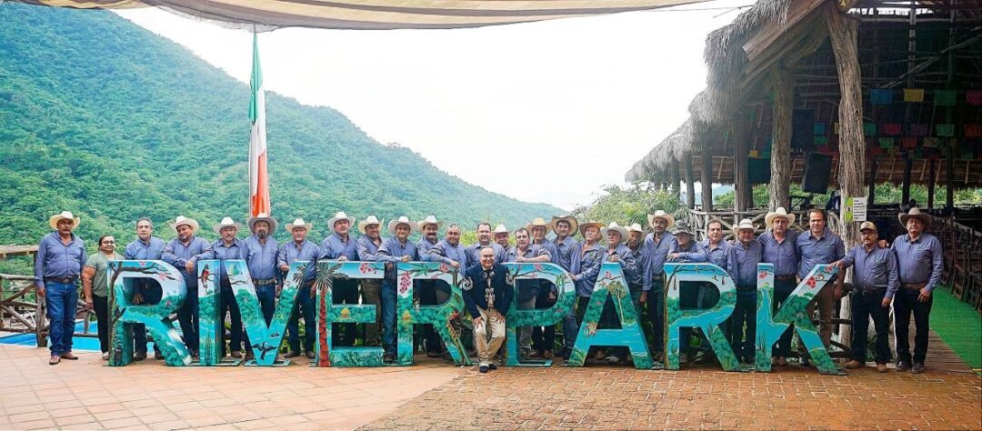 River Park Puerto Vallarta y Los Coapinoles lanzan serie de videos musicales con mariachi 4 Un grupo de personas con sombrero posan tras las maxiletras de River Park.