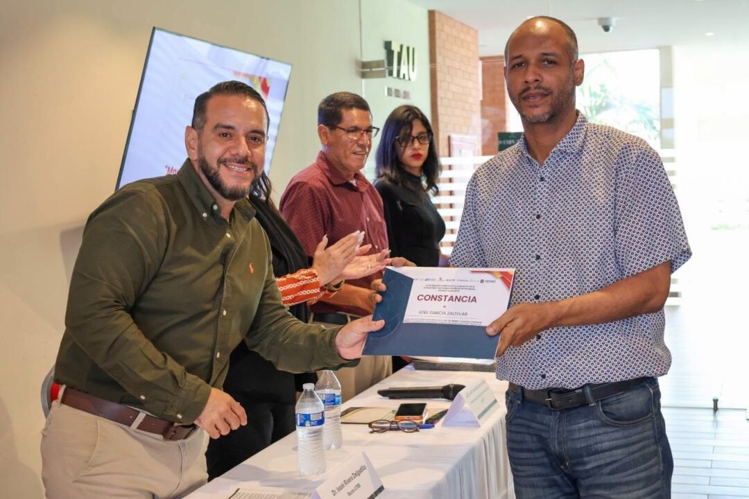 UTBB certifica a operadores de Autotransportes Medina 1 Isaak Rivera Delgadillo, rector de la UTBB, entrega una constancia de certificación a un operador del transporte público.