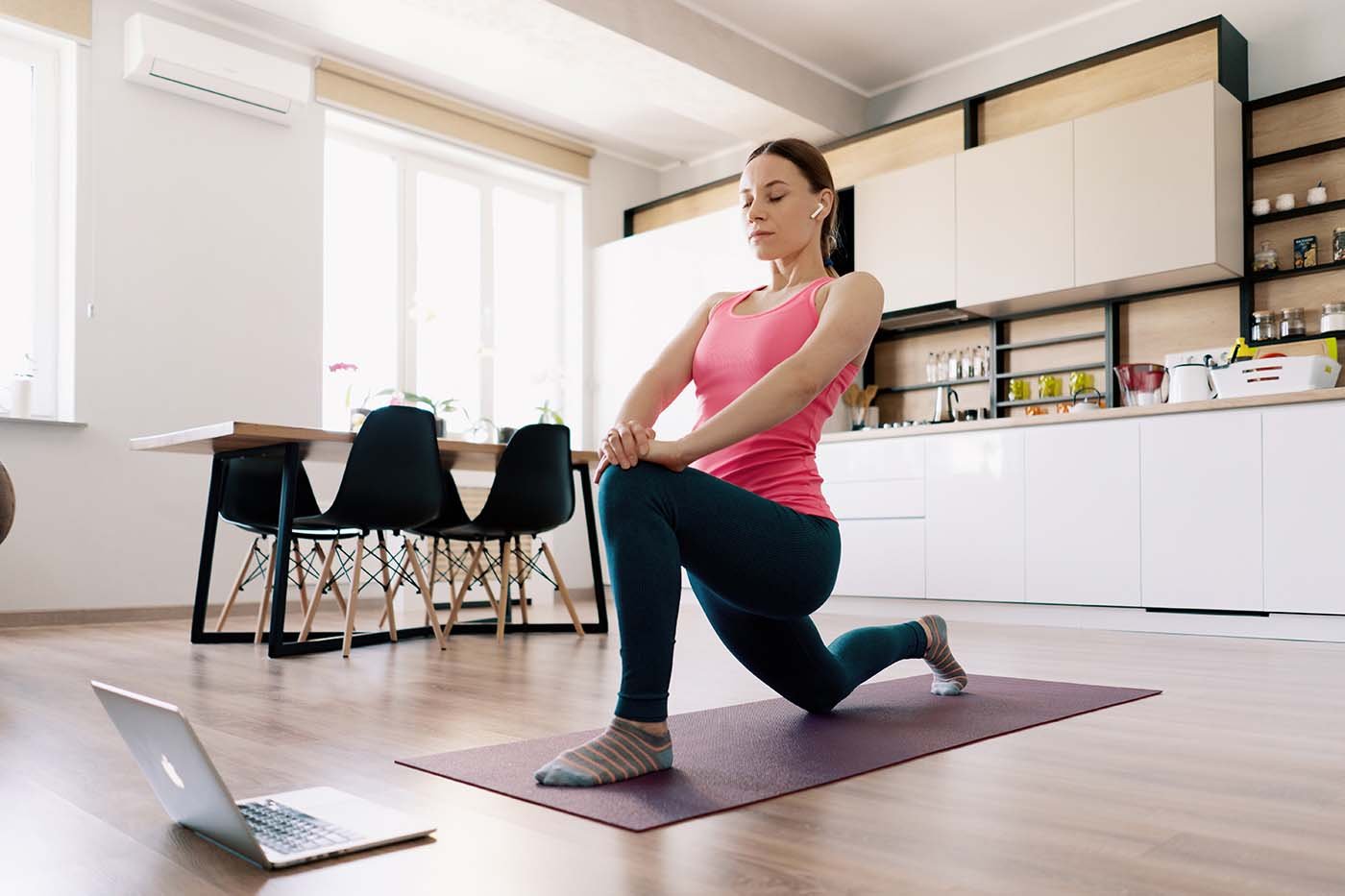 Ejercicio en la vida diaria: cómo mantenerte activo sin ir al gimnasio 2 Practicando yoga en casa