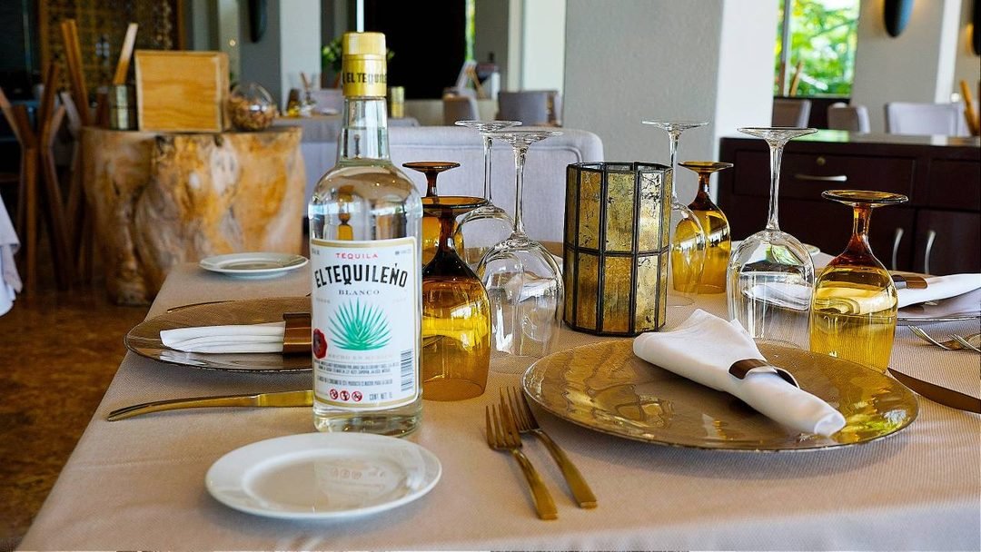 De Tequila a Vallarta: Efraín Villanueva trae los sabores de Mango a Gaviotas del Sheraton Buganvilias 2 Botella de tequila El Tequileño.