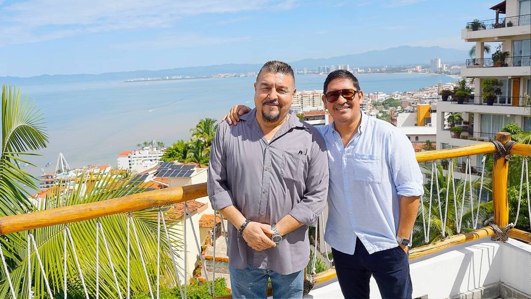 Eliseo Sauceda y Sergio Valle Colin, de G&G Real Estate, en Villa M&M Amapas, una residencia de lujo en Vallarta.