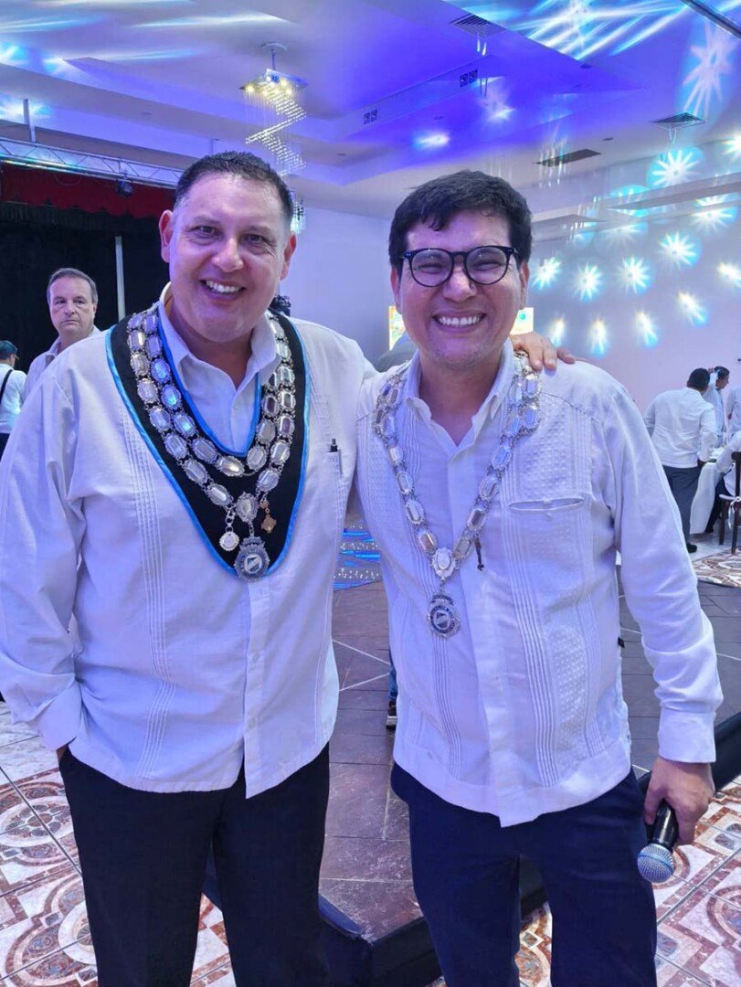 Puerto Vallarta–Riviera Nayarit consolida su presencia en la agenda nacional del turismo a través de Skål México 3 Javier Ruiz Hermoso con el anfitrion el Presidente de Skal Cozumel Ricardo Segovia