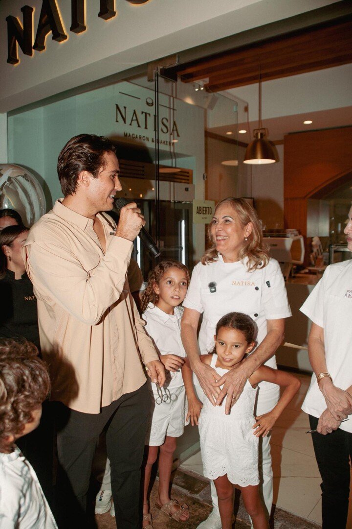 Natisa Macaron & Bakery abre nueva sucursal y cafetería en Vallarta 1 Presentacion de Natisa Santiago Villa Sanchez hijo y Gabriela Sanchez madre y nietas Natalia e Isabella