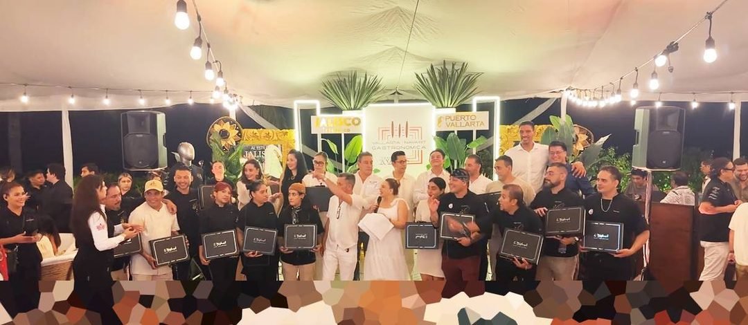 Vallarta Nayarit Gastronómica celebra 18 años con chefs estrellas Michelin y figuras de la cocina mundial 1 Coctel de bienvenida a chefs, mixólogos y patrocinadores del Vallarta Nayarit Gastronómica 2026 en el jardín "Gaviotas" del hotel Sheraton Buganbilias Puerto Vallarta.