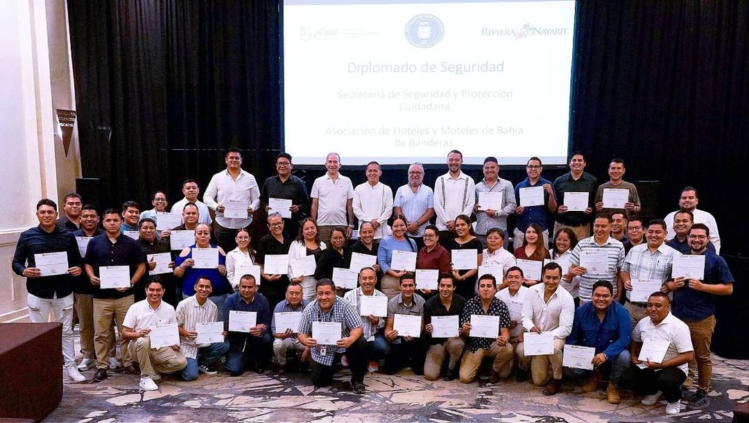 Hoteleros de Bahía de Banderas refuerzan seguridad y apuestan por recuperar el ritmo turístico 1 Clausura del Diplomado de Seguridad de la Asociación de Hoteles y Moteles de Bahía de Banderas.
