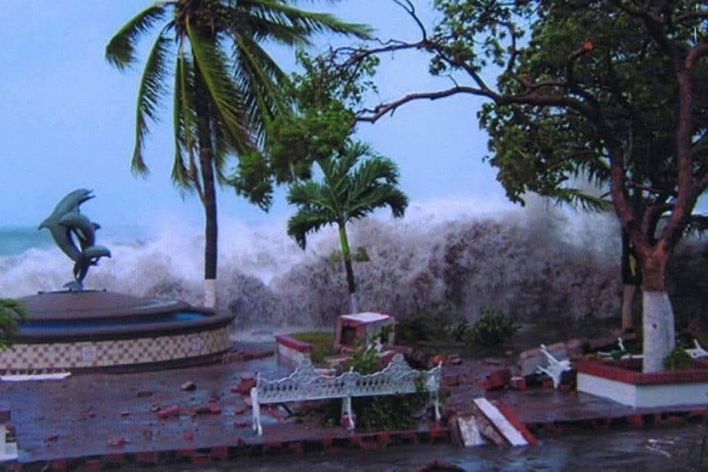 Fuerte oleaje en el malecón de Puerto Vallarta tras el paso del huracán Kenna en 2002.